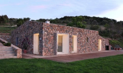 Nhà đá hình khối xù xì nhưng cực thơ mộng bên bờ biển