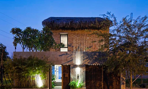 Độc lạ nhà tường gạch lợp mái tranh giữa đường phố Sài Gòn 