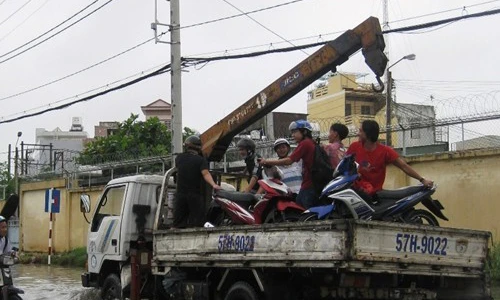 Những dịch vụ độc hốt bạc triệu trong mùa mưa ngập 