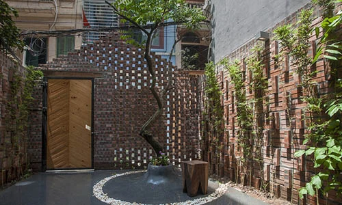 Nhà gạch cũ thiết kế “không thể dị hơn” giữa phố Hà Nội