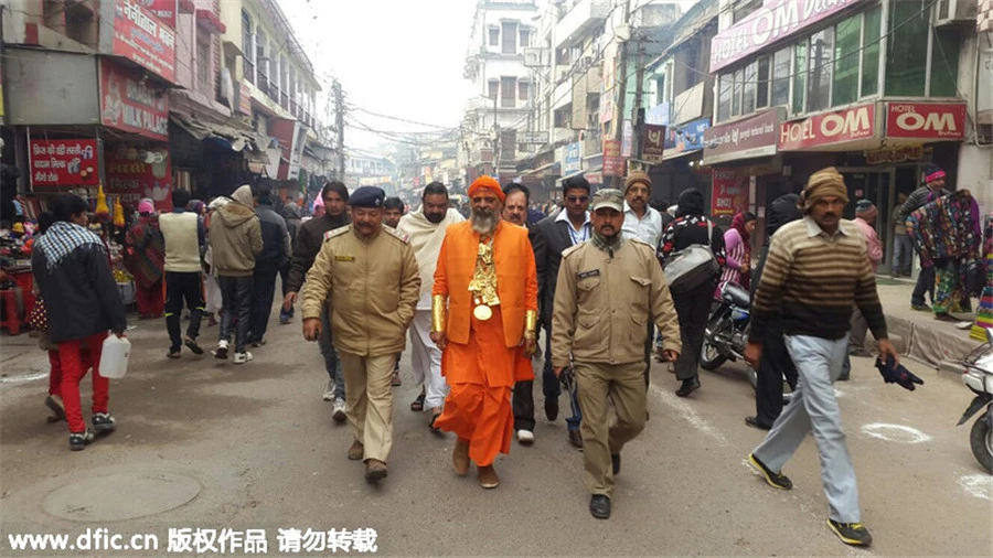 Tu sĩ Ấn Độ chơi sang đeo 15 kg vàng trên người