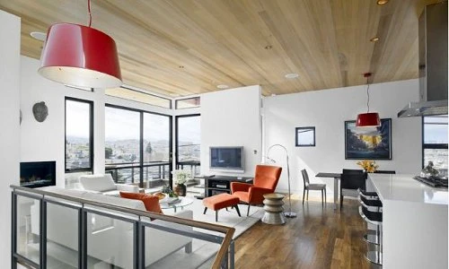 Không gian sống sáng bừng với trần nhà bằng gỗ 