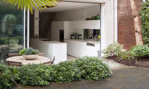 Đột nhập ngôi nhà có cầu thang lơ lửng cực "dị"