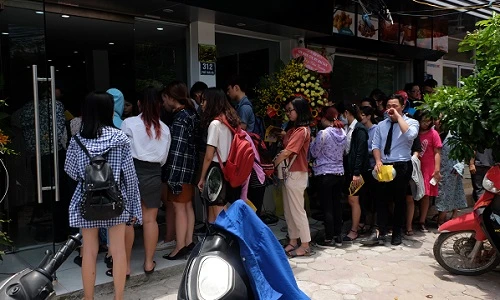 Rồng rắn xếp hàng mua trà sữa giữa trưa nắng chang chang