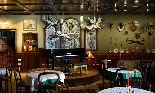 Rùng mình trang trí kì dị trong khách sạn có view tồi tệ nhất 