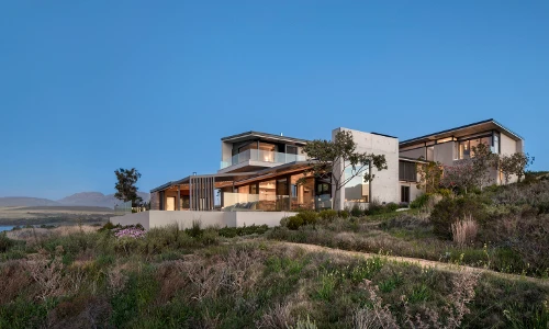 Ngôi nhà bị "bao vây” bởi cây xanh đẹp quên sầu