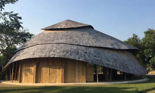 Độc lạ ngôi trường hình nón làm bằng tre và đất