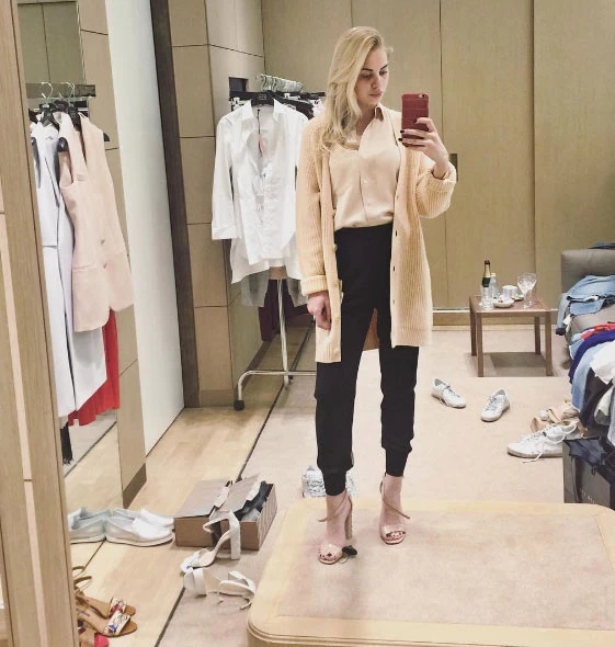 Sốc gái xinh nổi nhất hội nhà giàu bị bóc mẽ ở nhà thuê