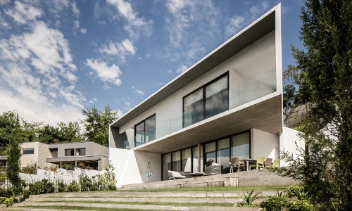 Biệt thự trắng từ trong ra ngoài có cầu thang phủ cỏ siêu “chất”