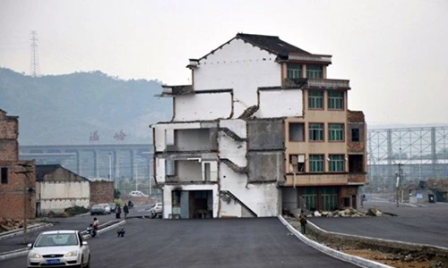 Nhức mắt những ngôi nhà “lì lợm” nhất thế gian