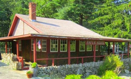 Ngôi nhà kỳ lạ làm từ giấy báo trăm năm không mục nát