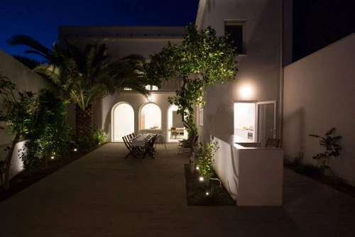 Nhà cũ ngập tràn ánh nắng sau khi cải tạo