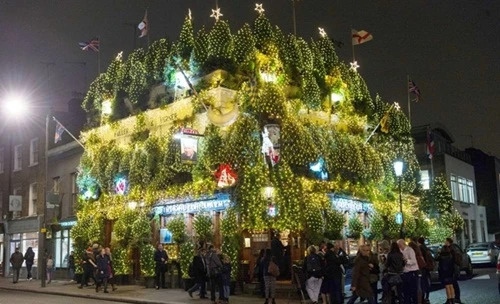 Mê hoặc quán rượu trang trí Giáng sinh lung linh với 21000 chiếc đèn