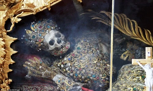 Kinh hoàng cảnh hài cốt cổ mặc trang phục vàng, nạm đầy kim cương