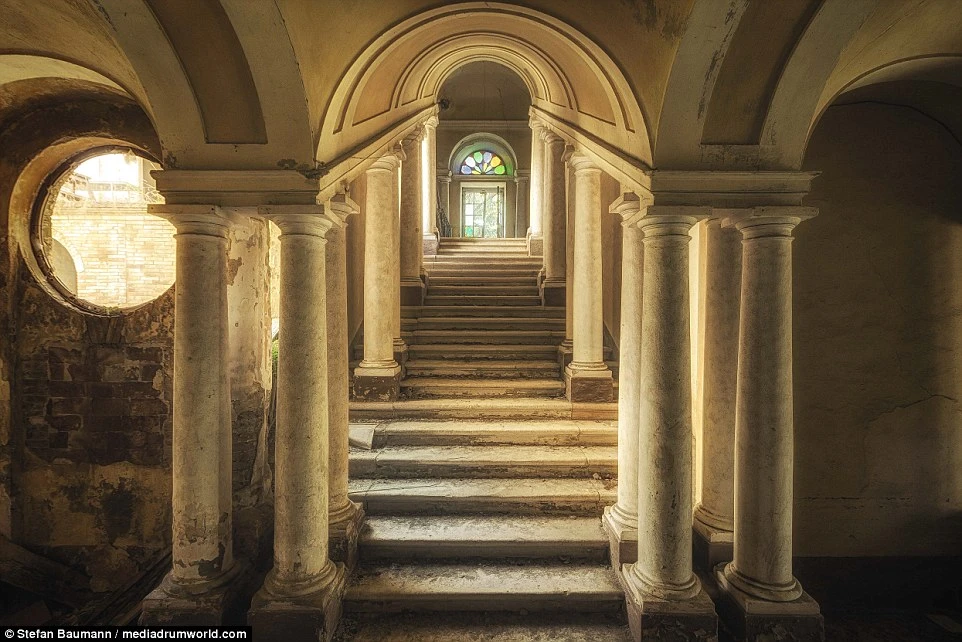 Hình ảnh những biệt thự đổ nát của tầng lớp thượng lưu xưa