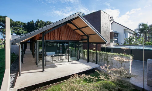 Ngắm nhà cấp 4 trong suốt với bể bơi ngoài trời đẹp lung linh