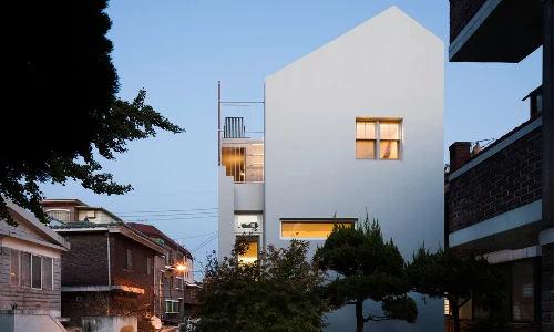 Nhà nhỏ giữa khu dân cư đông đúc vẫn ngập sáng nhờ giếng trời