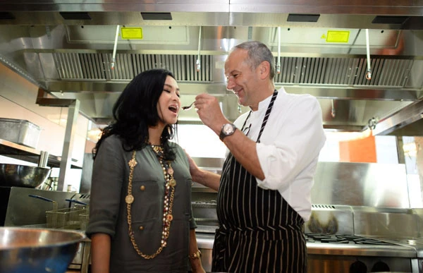 Xem Thanh Lam vào bếp phục vụ tiệc đại gia