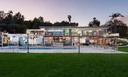 Nhà đẹp quên sầu với hệ thống kính trong suốt