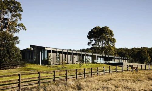 Ngắm ngôi nhà cực chất giữa đồng cỏ mênh mông