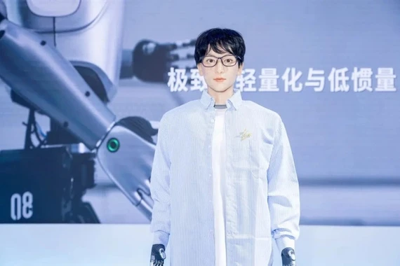 Robot đẹp trai đầu tiên trên thế giới đi học tiến sĩ nghệ thuật