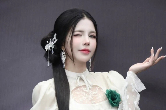 Mai Dora bùng nổ nhan sắc tại fanmeeting T1 