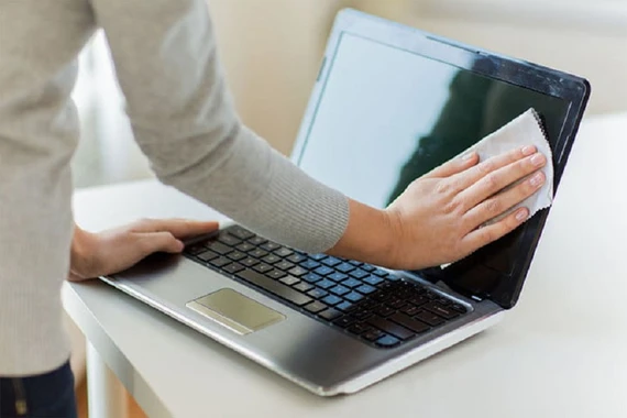 Bí quyết vệ sinh smartphone và laptop đúng chuẩn hãng