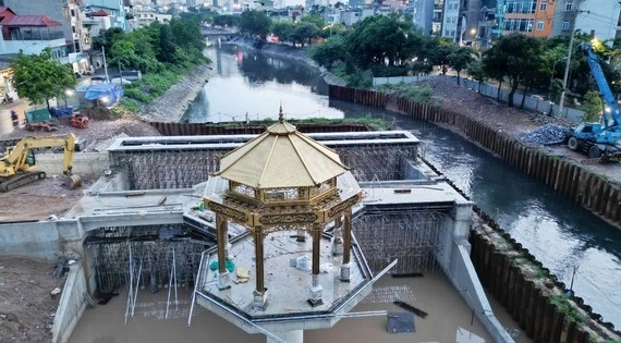 Đập tràn giữ nước trên sông Tô Lịch có kiến trúc 'lạ mắt' 