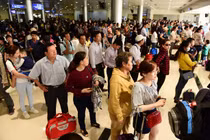 'Chịu trận' đường băng phụt bùn mùa mưa vì thiếu tiền sửa chữa