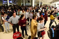 'Chịu trận' đường băng phụt bùn mùa mưa vì thiếu tiền sửa chữa