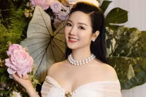 Giáng My tuổi U60 vẫn "đốt mắt" với đầm xẻ khoe ngực đầy