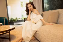 Vợ đạo diễn Victor Vũ gây sốt với vai thon, xương quai xanh cực phẩm