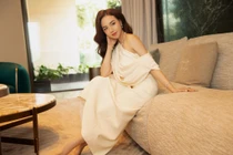 Vợ đạo diễn Victor Vũ gây sốt với vai thon, xương quai xanh cực phẩm