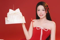 'Phú bà' Sam gây choáng vì nhan sắc ngọt ngào như tuổi 20