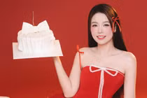 'Phú bà' Sam gây choáng vì nhan sắc ngọt ngào như tuổi 20