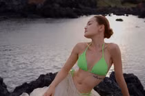 Thùy Anh chăm diện bikini khoe thềm ngực đầy đặn