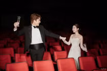 Đình Tú - Ngọc Huyền tung ảnh cưới ngọt ngào tại Nhà hát Kịch Hà Nội