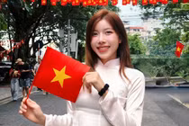 Trang Pháp diện áo dài trắng diễu hành A80, được khen trẻ trung như nữ sinh