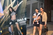 Hot face sao Việt: Hồ Ngọc Hà mặc váy ngắn, croptop khoe vòng hai săn chắc