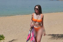 Vợ kém 37 tuổi của Quang Minh khoe vóc dáng với bikini khoét hông cao