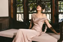 Á hậu Lệ Hằng khoe vóc dáng sang trọng, quý phái trong thời trang lụa