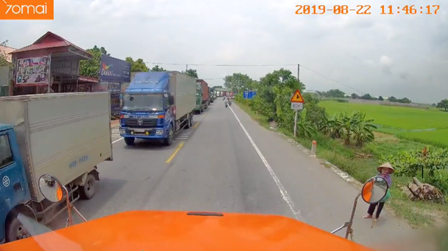 Sống đẹp: Tài xế container 'sống chậm' 5 phút dừng xe dắt cụ bà qua đường Song dep: Tai xe container 'song cham' 5 phut dung xe dat cu ba qua duong