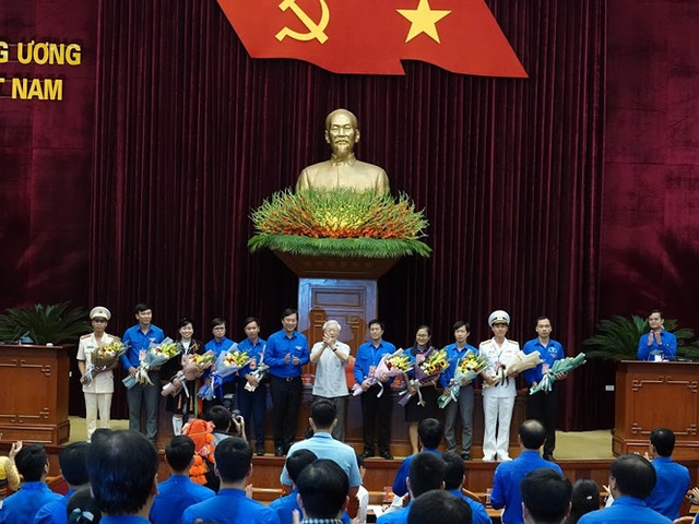 Tổng Bí thư, Chủ tịch nước: 'Không phải vào Trung ương để cho oai, hay để kiếm chác' - Hình 2 Tong Bi thu, Chu tich nuoc: 'Khong phai vao Trung uong de cho oai, hay de kiem chac'-Hinh-2
