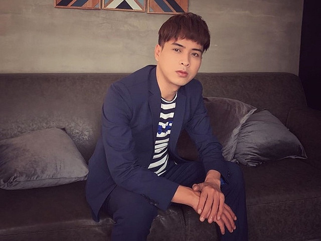 Ca sĩ Hồ Quang Hiếu nói gì về ảnh trên giường với cô gái lạ? - Hình 3 Ca si Ho Quang Hieu noi gi ve anh tren giuong voi co gai la?-Hinh-3