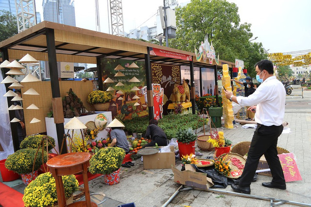 Cận cảnh Đường hoa Nguyễn Huệ 2022 trước ngày khai mạc - Hình 10 Can canh Duong hoa Nguyen Hue 2022 truoc ngay khai mac-Hinh-10