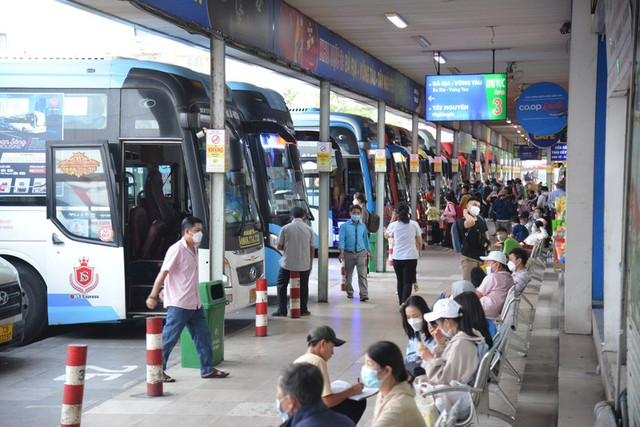Nghe tin không bị cách ly, người dân TP HCM ùn ùn về quê ăn Tết - Hình 8 Nghe tin khong bi cach ly, nguoi dan TP HCM un un ve que an Tet-Hinh-8