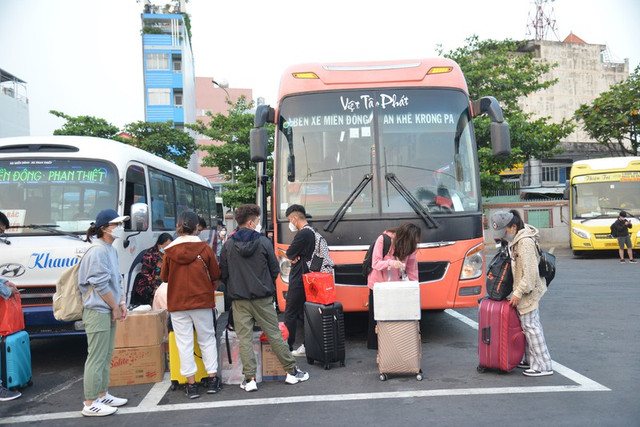 Nghe tin không bị cách ly, người dân TP HCM ùn ùn về quê ăn Tết - Hình 5 Nghe tin khong bi cach ly, nguoi dan TP HCM un un ve que an Tet-Hinh-5