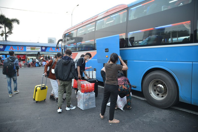 Nghe tin không bị cách ly, người dân TP HCM ùn ùn về quê ăn Tết - Hình 7 Nghe tin khong bi cach ly, nguoi dan TP HCM un un ve que an Tet-Hinh-7