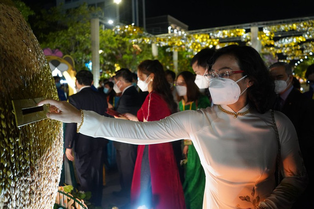 Hàng ngàn người đến tham quan đường hoa Nguyễn Huệ đêm khai trương - Hình 4 Hang ngan nguoi den tham quan duong hoa Nguyen Hue dem khai truong-Hinh-4