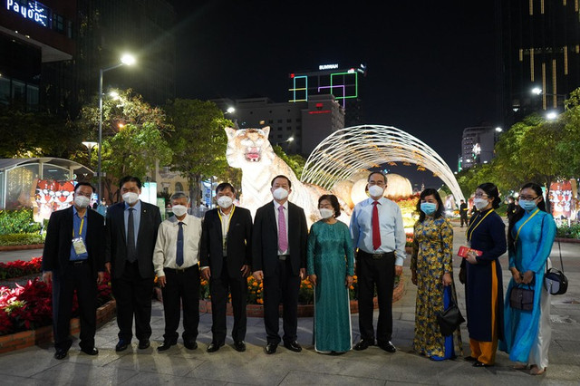 Hàng ngàn người đến tham quan đường hoa Nguyễn Huệ đêm khai trương - Hình 5 Hang ngan nguoi den tham quan duong hoa Nguyen Hue dem khai truong-Hinh-5